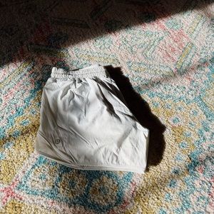LULULEMON HOTTY HOTS SIZE 6 4” 🤍🤍